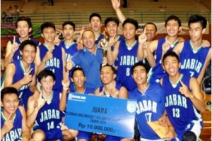 Tim putra Basket Jabar berfoto ber4sama dengan ketua Perbasi Jabar, HT Mamat Robby Suganda